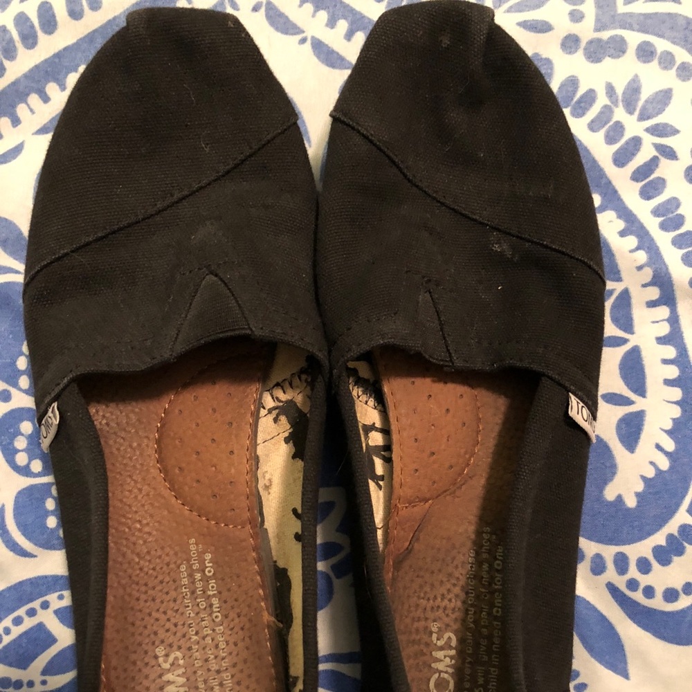 Black TOMS